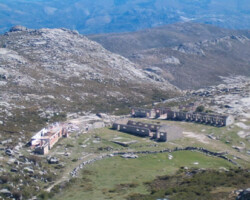 Edifícios da mineração de volfrâmio nos Carris (Serra do Gerês) em ruínas.
Muito volfrâmio foi para a Alemanha nazi até à fase final da Grande Guerra de 1939-1945