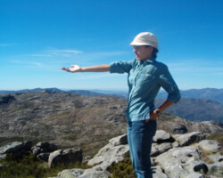 Admirando a paisagem a partir do Altar de Cabrões - Carris (Serra do Gerês)