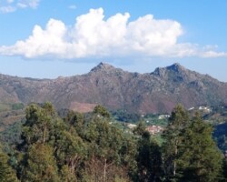 A aldeia de Covide em planalto encaixado com o castro de Calcedónia em fundo