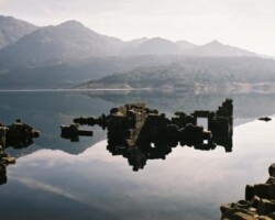 O antigo casario do lugar de Vilarinho da Furna (freguesia de S. João do Campo-Gerês) emergindo das águas da albufeira