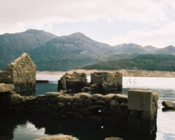 O antigo casario do lugar de Vilarinho da Furna emergindo das águas da albufeira.
A construção do muro da albufeira de Vilarinho da Furna iniciou-se nos anos 60. A barragem foi inaugurada em 21-05-1972. Por sua vez, pelo Decreto-Lei n.º 187/71 de 08-05-1971 (Diário do Governo, n.º 108/1971, série I, 08-05-1971, pp. 657-661.), foi criado o Parque Nacional Peneda-Gerês, herdeiro dos Serviços Florestais do Gerês e da Mata do Gerês criada em 1888.