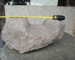 A calçada da Quelha da Lameira, durante muitos séculos, herdeira da via romana da Jeira, foi e ainda é o principal acesso à Veiga de Cima de Covide. A sua calçada tinha dois sulcos paralelos feitos pelo desgaste das rodas dos carros de bois.