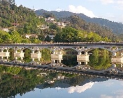 Espelho de água numa das pontes de Rio Caldo na Albufeira da Caniçada-Gerês.
Parece que a natureza se suspendeu para que o espelho da água da albufeira se aproximasse da quietude máxima.
